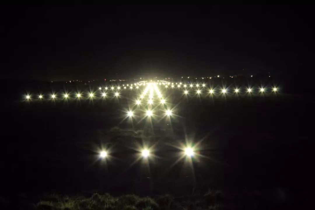 利比里亞國際機場跑道上的LED燈點亮了！