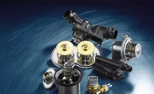 用手持式紅外測(cè)溫儀測(cè)量散熱器上、下水管的溫差,保證發(fā)動(dòng)機(jī)工作溫度。