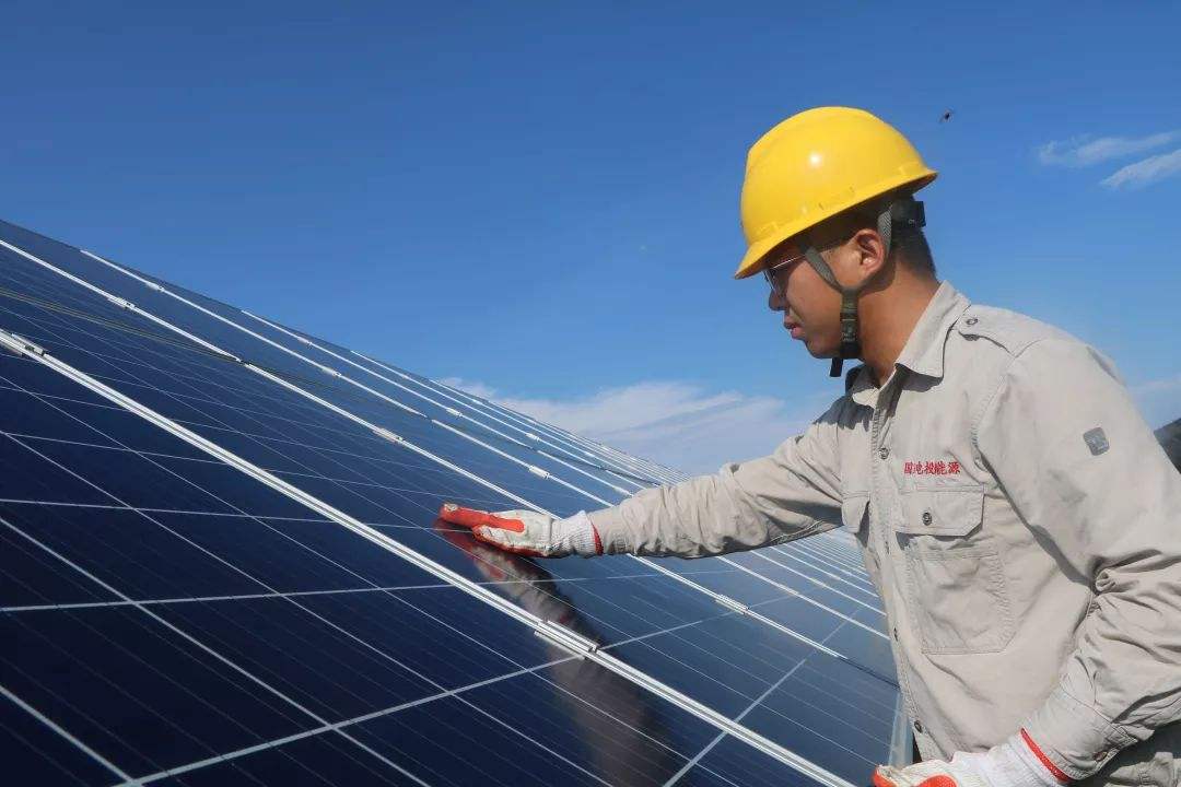 烈日下的能源人，你的堅(jiān)守如此動(dòng)人！