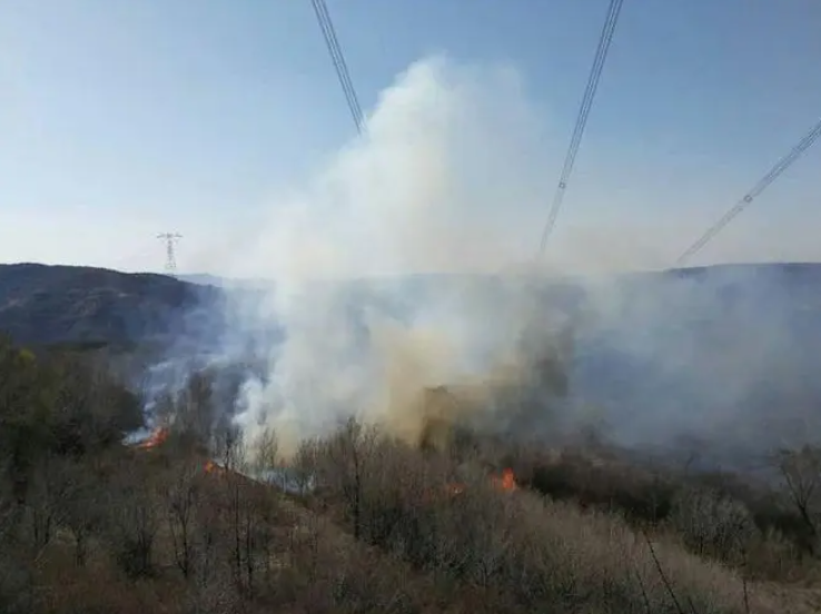 輸電線路周邊秸稈焚燒視頻在線監(jiān)測技術(shù)方案采用重載云臺火點(diǎn)監(jiān)測攝像機(jī)更有性價比