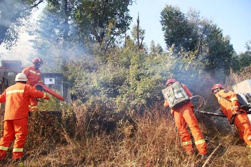 四川雅江這種5000米高度的林區(qū)，遠(yuǎn)紅外雙光重載云臺(tái)攝像機(jī)防雨防雷功能如何保障